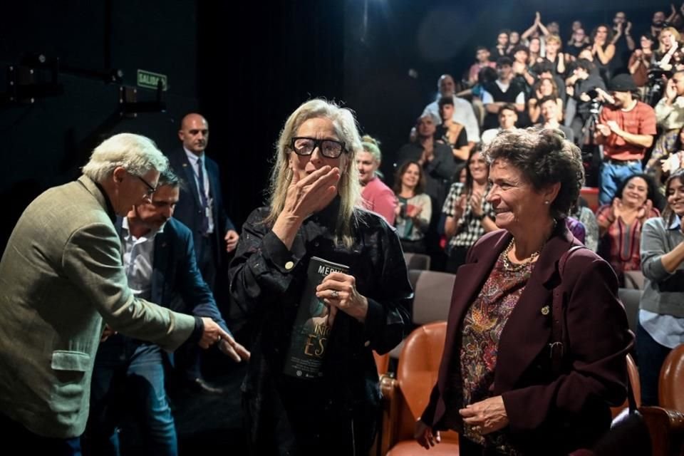 A un día de los Premios Princesa de Asturias, la actriz estadounidense Meryl Streep tuvo una convivencia con estudiantes de actuación de la Escuela Superior de Artes Dramáticas, en Oviedo.