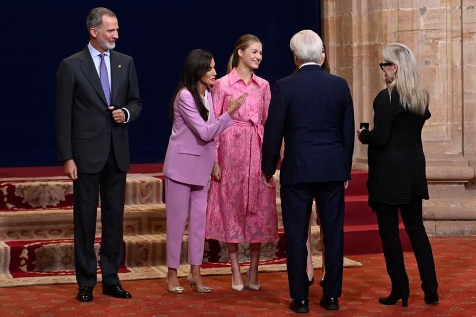 Poco antes de la ceremonia principal, la actriz Meryl Streep recibió una medalla de reconocimiento por parte de la Familia Real de España; acto de bienvenida para ella y su hermano Harry Streep.