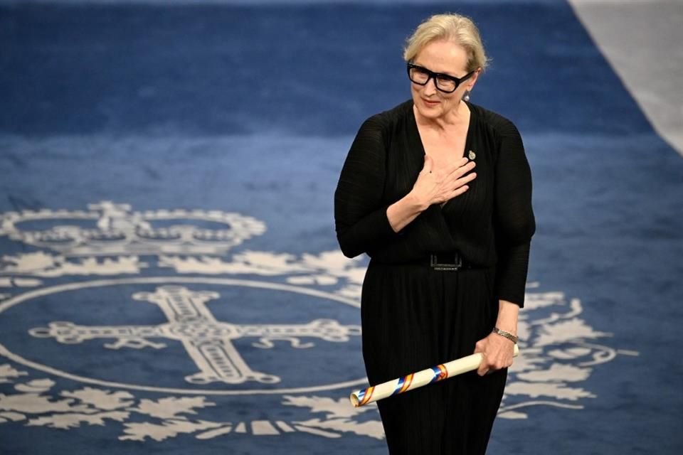 Con la mano en el corazón, la actriz Meryl Streep agradeció por todo el apoyo y el honor de recibir el premio 'Princesa de las Artes' en los Premios Princesa de Asturias. 