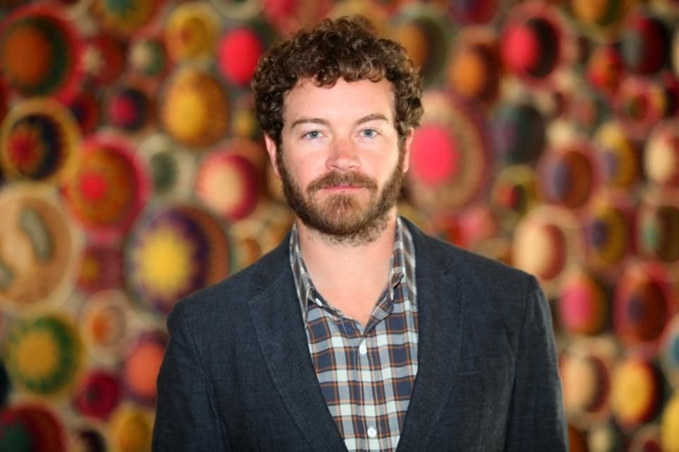 El actor Danny Masterson cede custodia de su hija a su ex pareja Bijou Phillips, mientras cumple su condena de 30 años por violación.