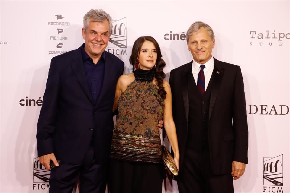 Danny Huston, Regina Solórzano y Viggo Mortensen llegando al Teatro Matamoros.