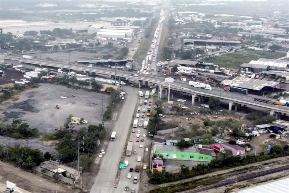 El cruce de la Carretera a Colombia y la Carretera a Monclova exhibe fuertes daños.