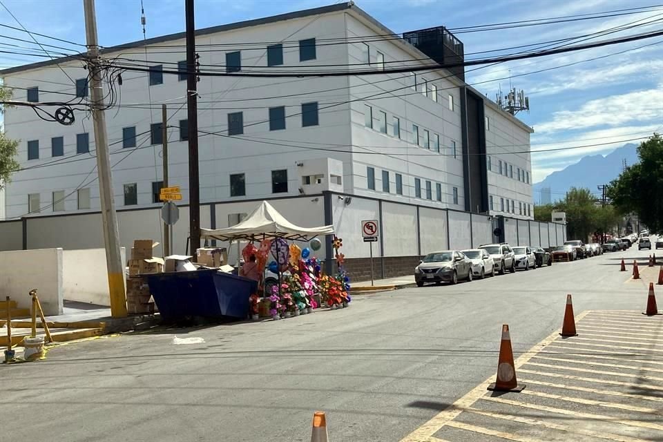 Desde el miércoles el vehículo lo dejaron en el exterior del edificio policial, atrás del Gimnasio Nuevo León.