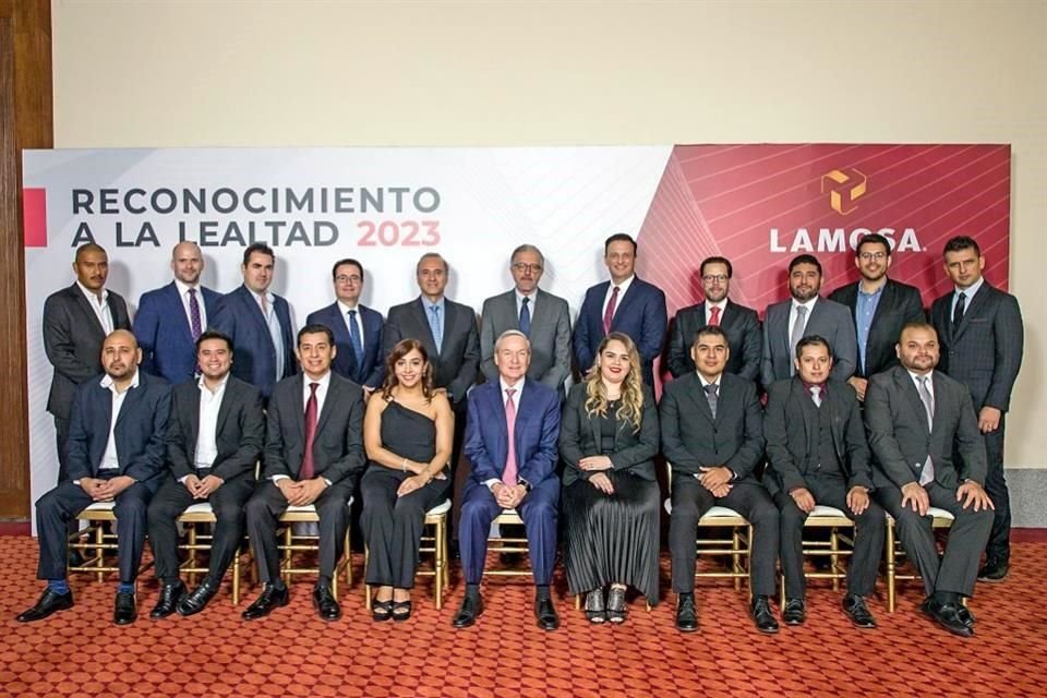 Directivos acompañan al personal con 10 años de labores.