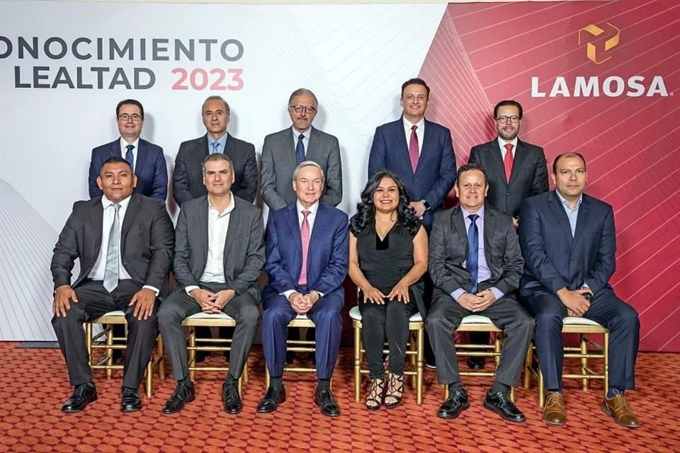 Personal con 20 años junto a directivos de Lamosa.