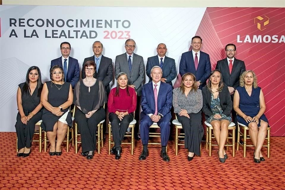 Directivos de Lamosa con personal con 25 años de labores.