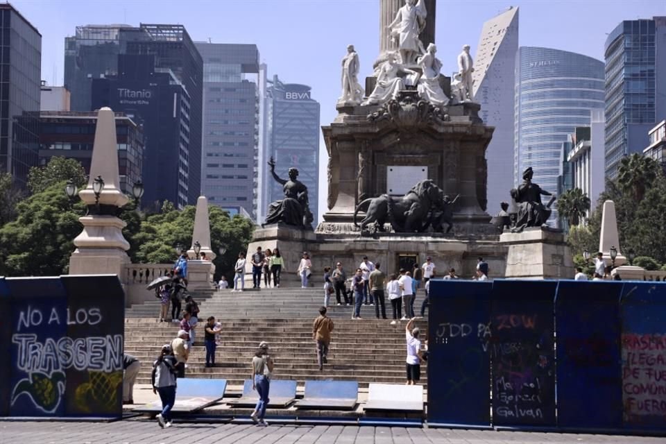 Las planchas metálicas comenzaron a ser instaladas ante la mirada y las selfis de los visitantes de la rotonda.