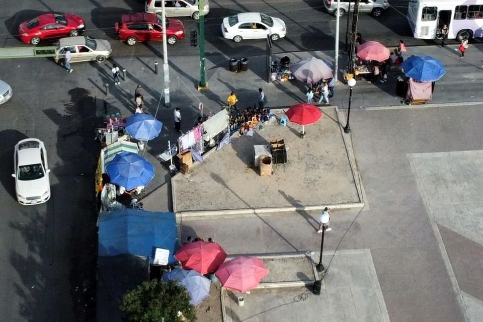 Los oferentes han ganado espacios hacia el interior de la explanada, que es responsabilidad de la UANL.