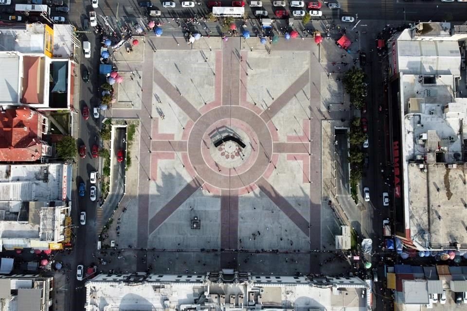 Alrededor de la plaza universitaria aún hay espacios libres de puesteros, como las banquetas de 5 de Mayo y la de Colegio Civil.