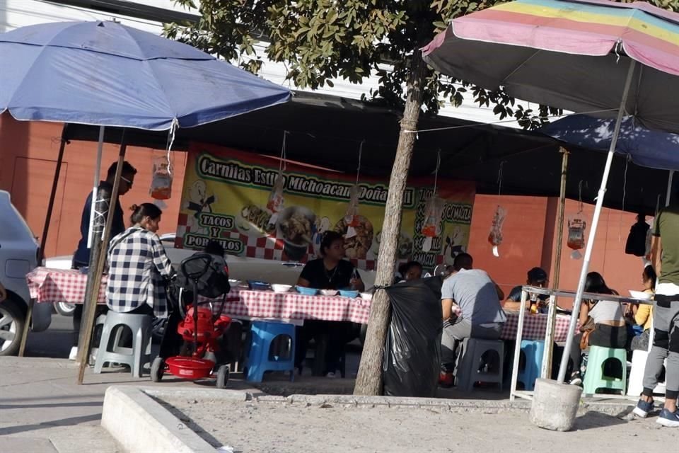 La invasión de los puesteros se da pese a lo céntrico del espacio, el importante flujo de peatones y que además hay cámaras municipales.