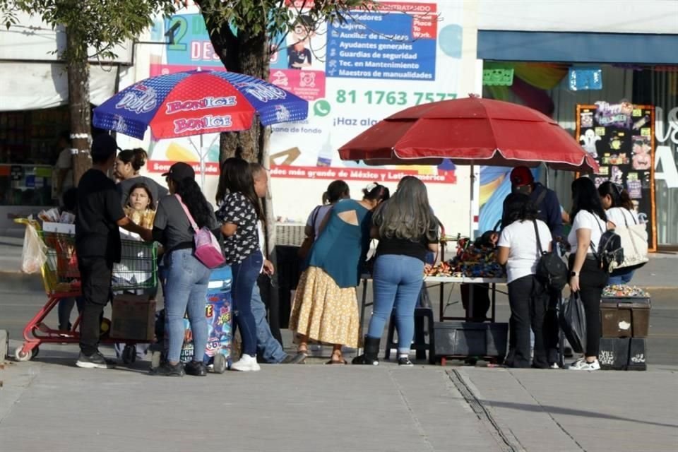Más de 30 comerciantes semifijos ocupan banquetas de Colegio Civil e invaden tramos de la Explanada sin que nadie lo impida.