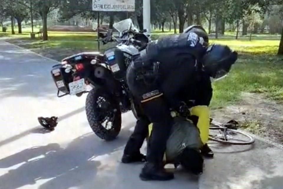 La persecución y detención de un ciclista en el interior del Parque Fundidora genera polémica al denunciarse abuso policial.