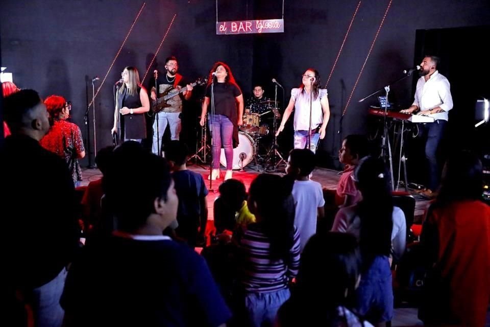 En este lugar se adora a Dios,pero a diferencia de los recintos convencionales, aquí no hay bancas, altares ni imágenes religiosas:  conoce el Bar Iglesia.