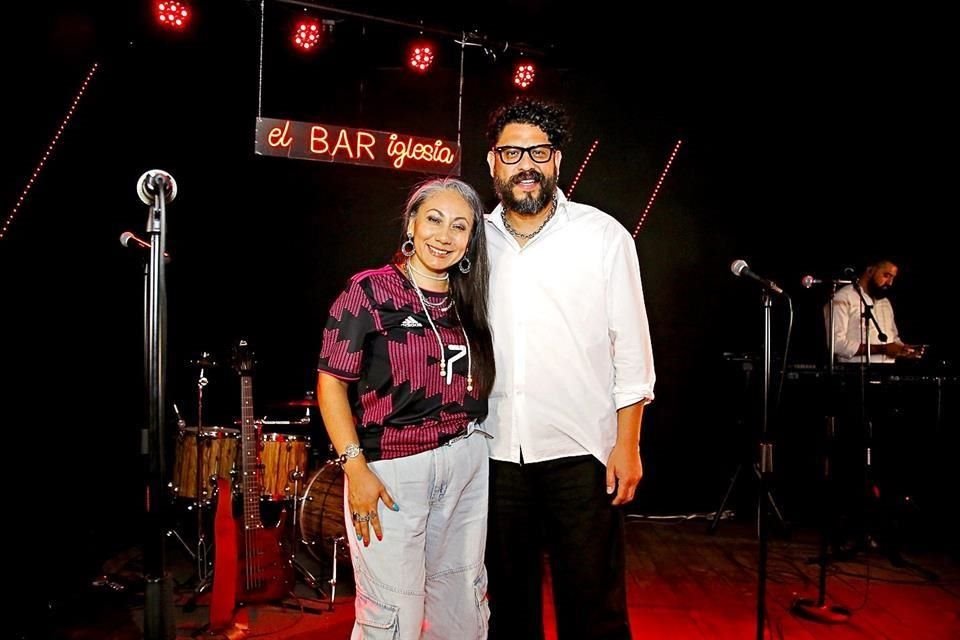 Lily y Gustavo Falcón  son los pastores de esta curiosa iglesia.