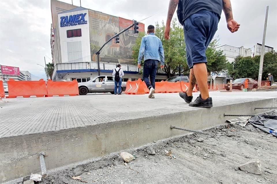 Las varillas quedaron expuestas en la calle, sin contar con ningún tipo de protección, en Calzada Madero.