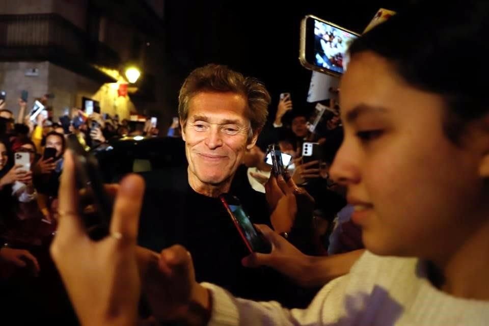 Dafoe se dio el tiempo de atender a varios fans.