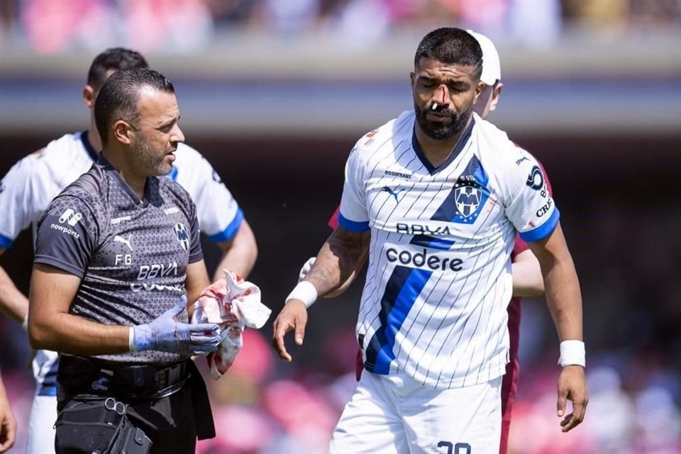 Rodrigo Aguirre sufrió fracturas en la nariz por un choque con Nathan Silva, de Pumas.