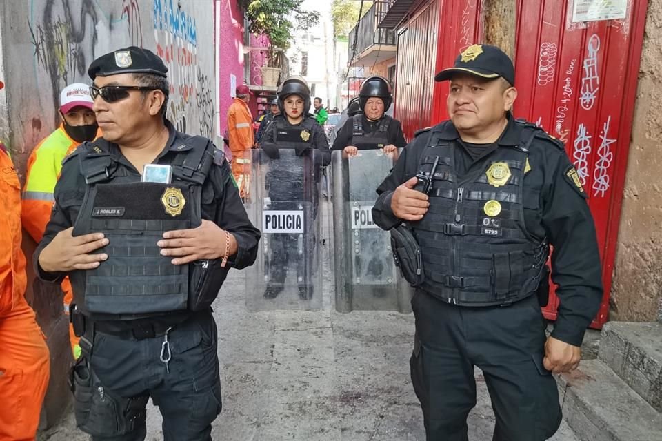 El sitio permanece bajo resguardo de policías, mientras bomberos y personal de Protección Civil trabajan en el sitio.