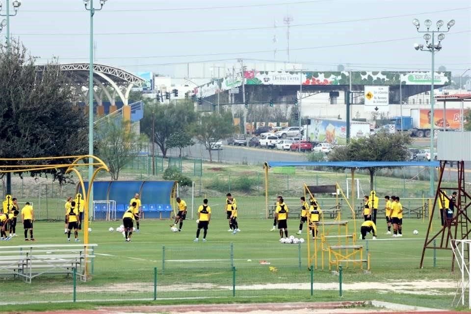 Los Tigres entrenaron en el Polideportivo de la UANL.