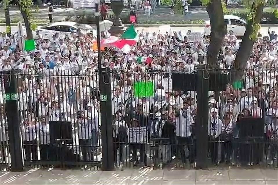 Trabajadores del PJF se manifiestan este martes frente a la sede del Senado.