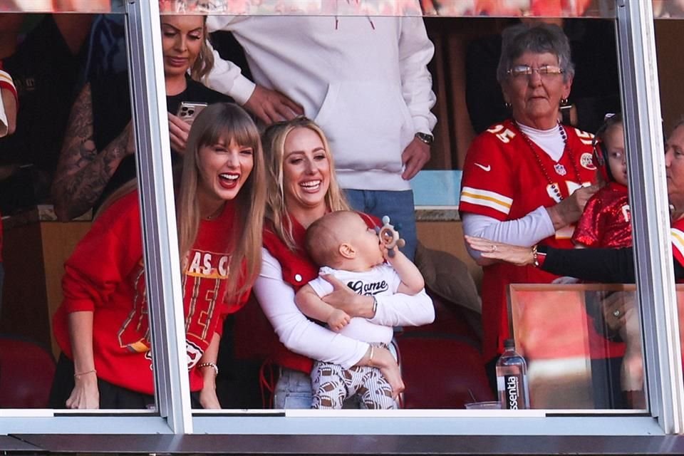 El padre del jugador Travis Kelce está contento del noviazgo que lleva su hijo con Taylor Swift, a quien define como 'dulce y encantadora'.