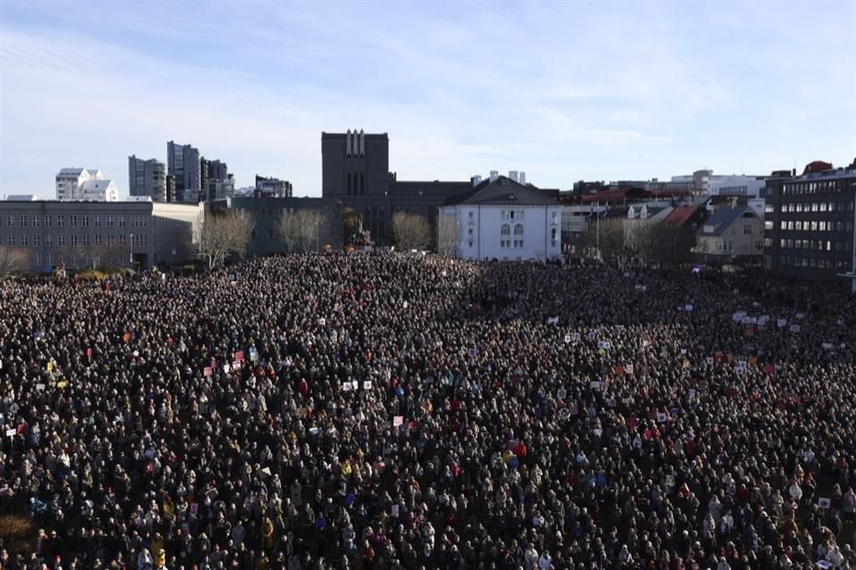 Manifestantes se congregaron en Reykjavik en Islandia durante una huelga de mujeres, el 24 de octubre.