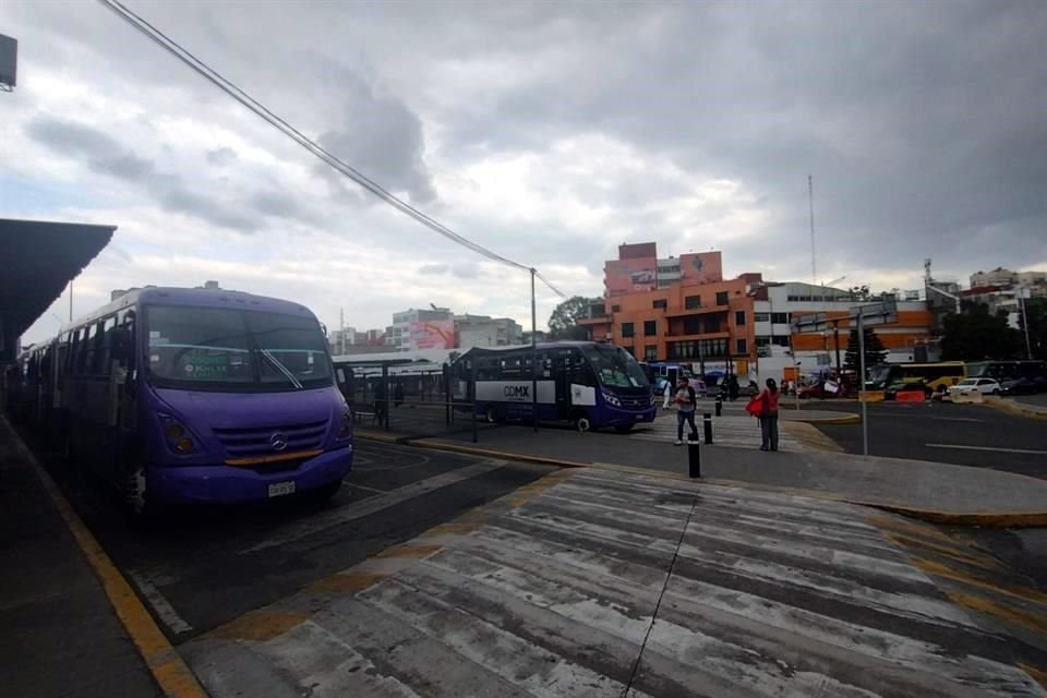 El lunes fue desplegado transporte alterno para la L-1 del Metro.