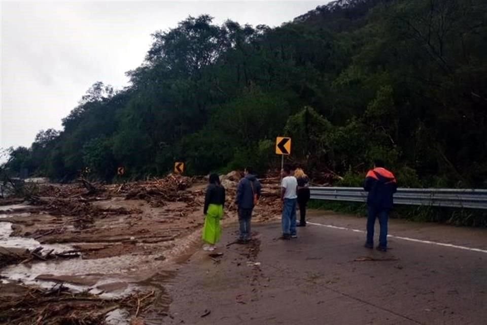 'Se informa a las personas usuarias que la Autopista Cuernavaca - Acapulco registra afectación a la circulación en el km 360 en ambas direcciones', informó Capufe.