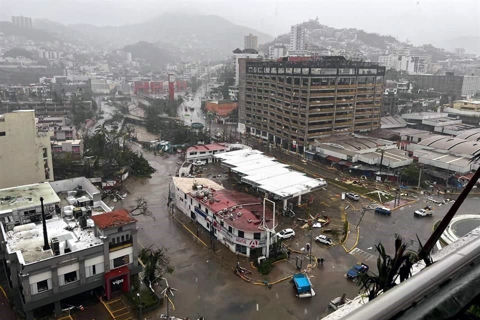 El Ejército mexicano alista un puente aéreo hacia Acapulco para el traslado de maquinaria, plantas de luz, tratadoras de agua y despensas.