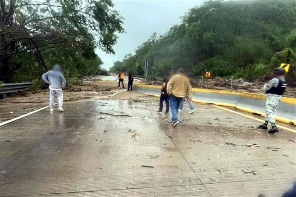 La Autopista del Sol, en su tramo de Chilpancinco hacia Acapulco, fue reabierta tras horas de bloqueos por deslaves, pero sólo para emergencias.