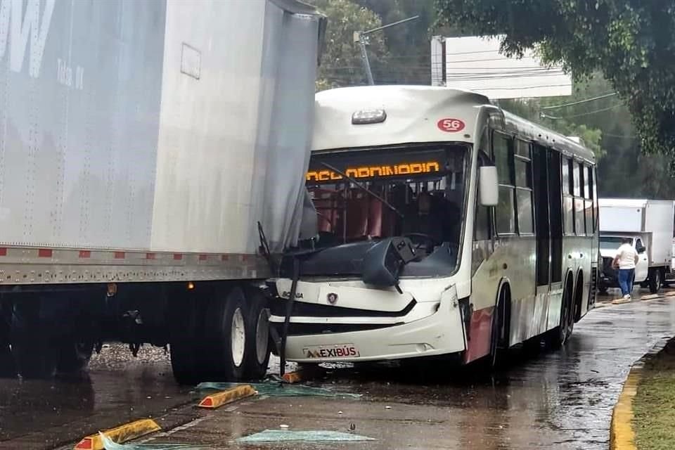 Presuntamente el incidente ocurrió por la irrupción de un tráiler en el carril confinado del Mexibús.