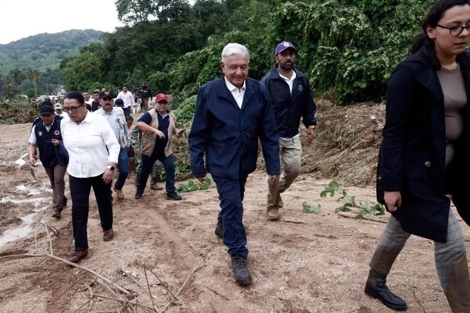 El Presidente iba acompañado por la Secretaria de Seguridad, así como militares.