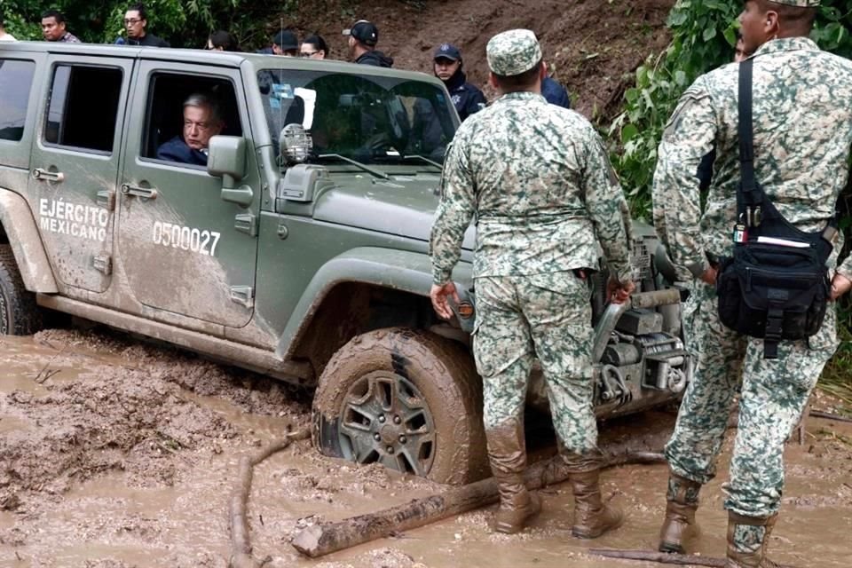 El vehículo militar en que viajaba AMLO rumbo a Acapulco se atascó.