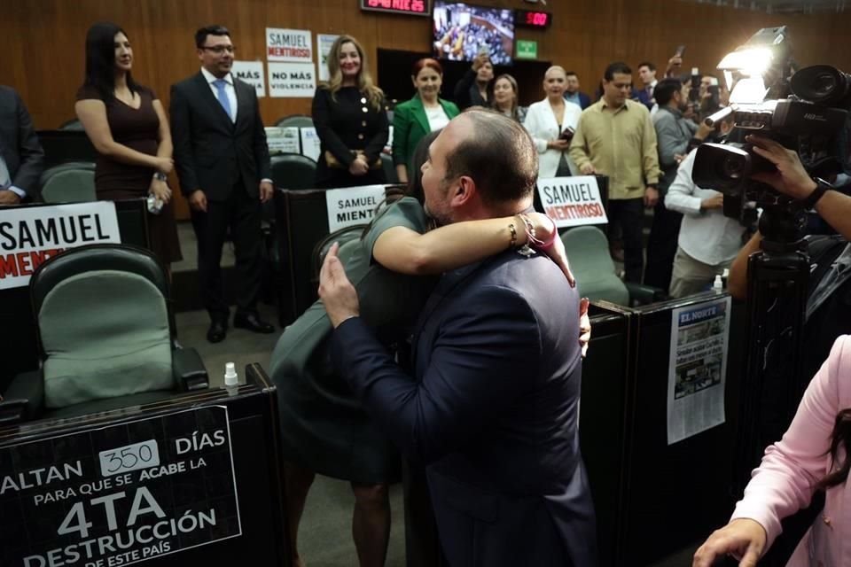 Fue recibido con abrazos al llegar al Pleno del Congreso local.