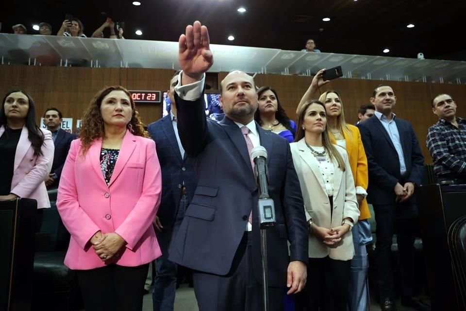 Con gritos de ''Gobernador, Gobernador, Arturo Salinas fue coreado en el Congreso.