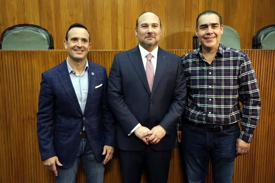 Arturo Salinas se toma la foto junto al coordinador del PAN en Congreso, Carlos de la Fuente (izq) y el coordinador del PRI, Heriberto Treviño (der).