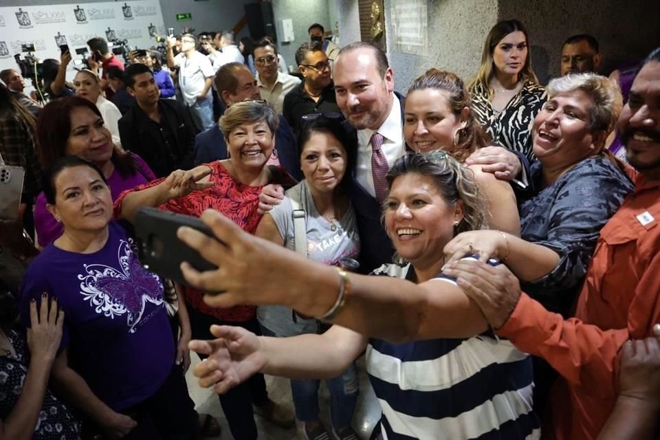 Además de tomarse foto con legisladores, Salinas se tomó foto con asistentes.