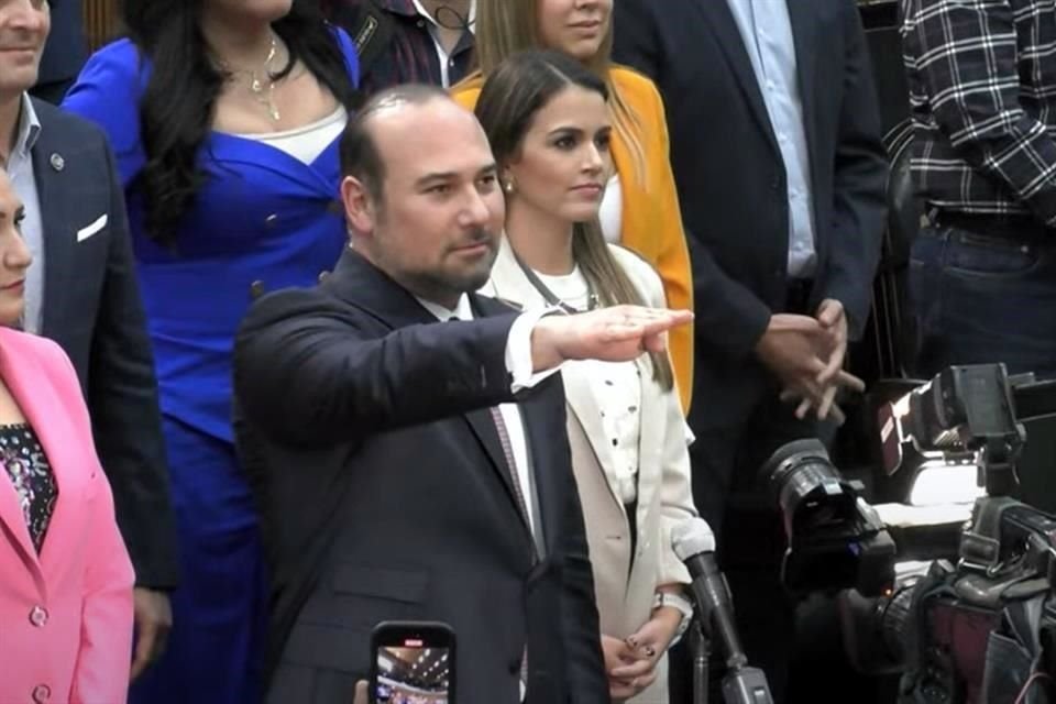 Arturo Salinas tomando protesta como Gobernador interino.