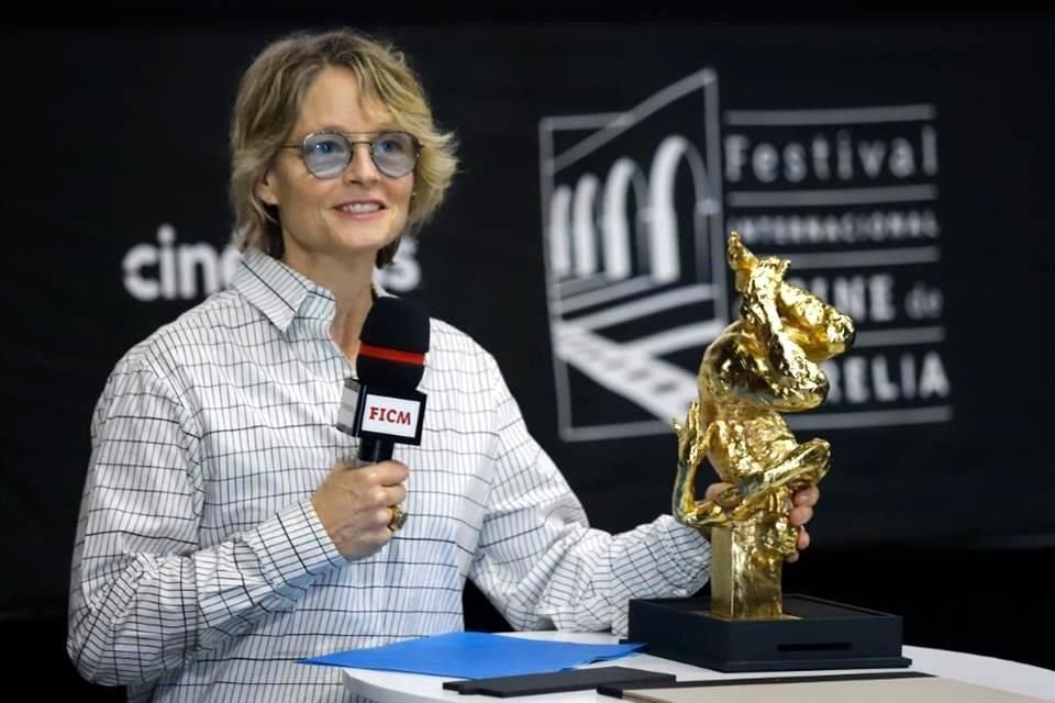 Jodie Foster recibe con emoción su premio.