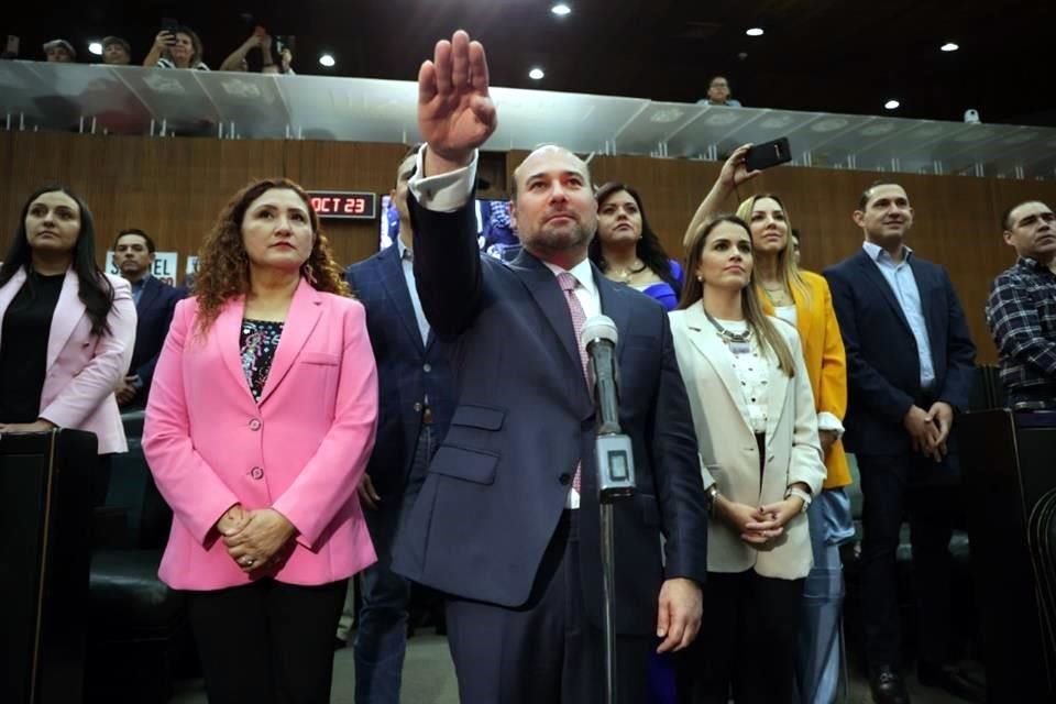 Arturo Salinas rindió protesta como Gobernador Interino, cargo que ocuparía del 2 de diciembre al 2 de junio, período por el que se le otorgó la licencia a García.