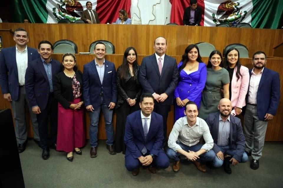 Arturo Salinas junto a la bancada panista del Congreso local.