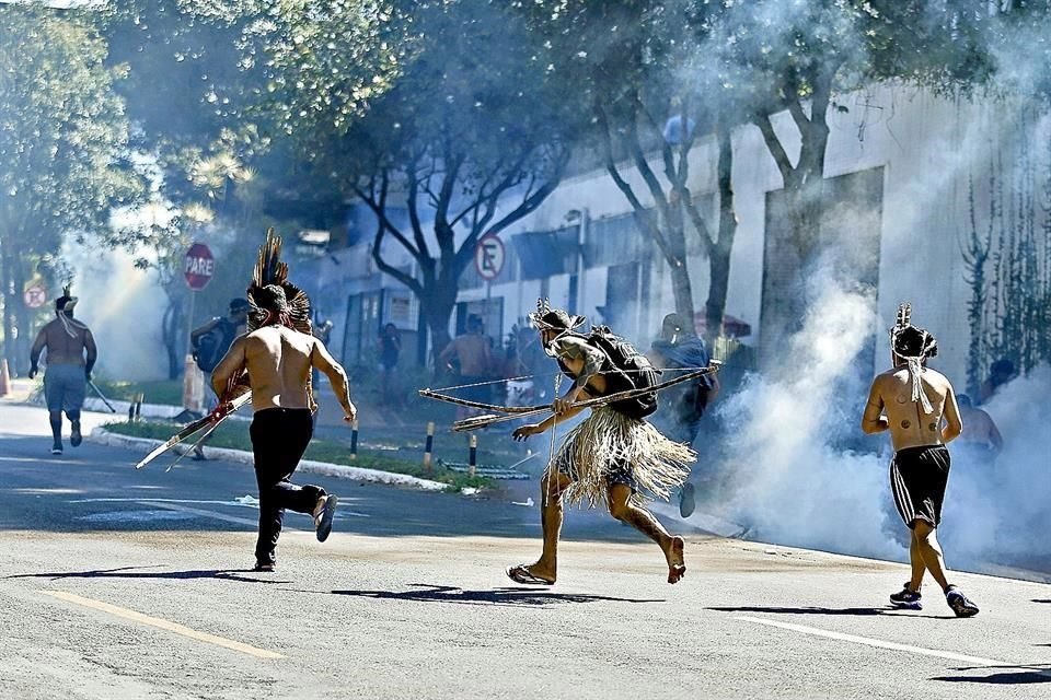 Una inusual manifestación se presentó en Brasilia, donde indígenas lucharon con flechas y fueron repelidos por agentes tras intentar 'invadir' el Congreso.
