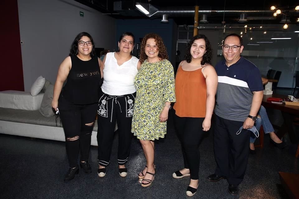 Elena Leo, Eva Millan, Berenice Flores Aguilera, Andrea Leo y Victor Leo