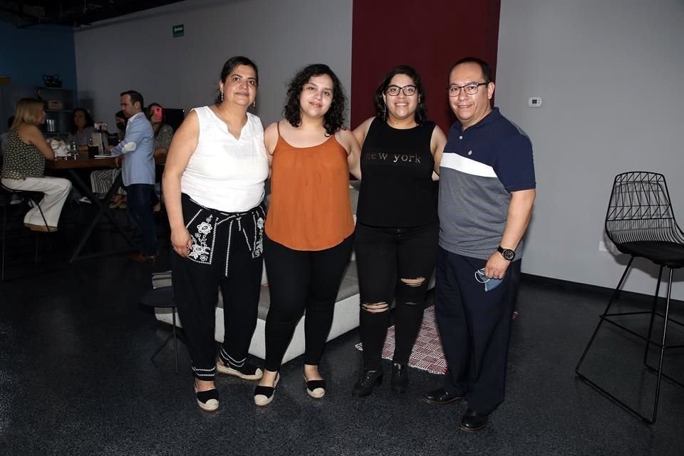 Eva Millan, Andrea Leo, Elena Leo y Victor Leo