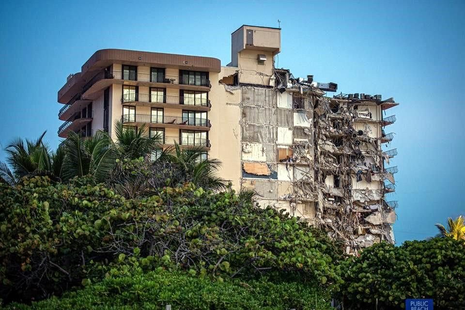 Vista exterior del edificio de 12 pisos derrumbado parcialmente hoy, cerca de 88th Street y Collins Avenue, en la ciudad de Surfside, al norte de Miami Beach, Florida.