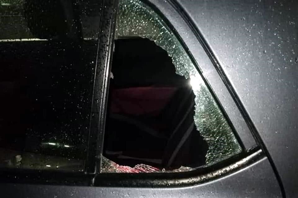 Los robos fueron cometidos durante la noche del miércoles en el centro comercial ubicado en el cruce de las avenidas Sendero Divisorio y Barragán, en la Colonia Jollas de Anáhuac.