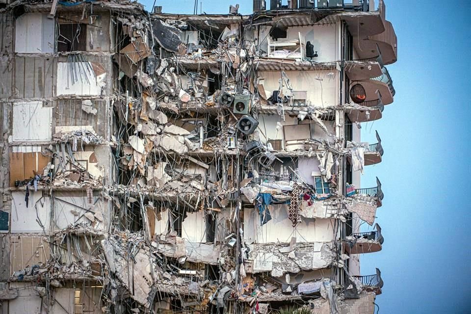 Detalle de una parte del edificio de 12 pisos derrumbado parcialmente hoy, cerca de 88th Street y Collins Avenue, en la ciudad de Surfside, al norte de Miami.