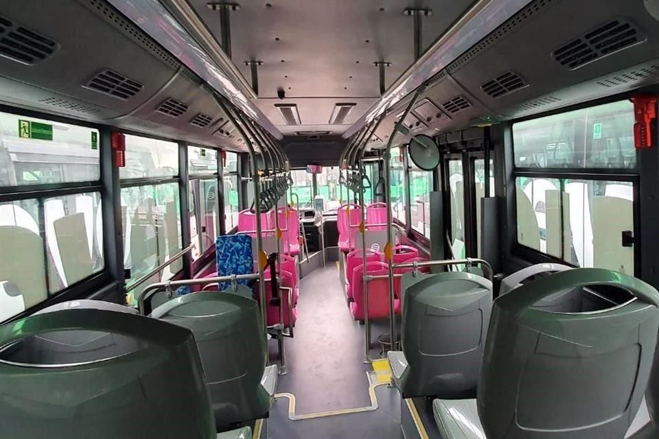 Las unidades tienen 12 asientos identificados con este color en la parte delantera, buscando que las usuarias tengan una zona especial, como en el Metro.