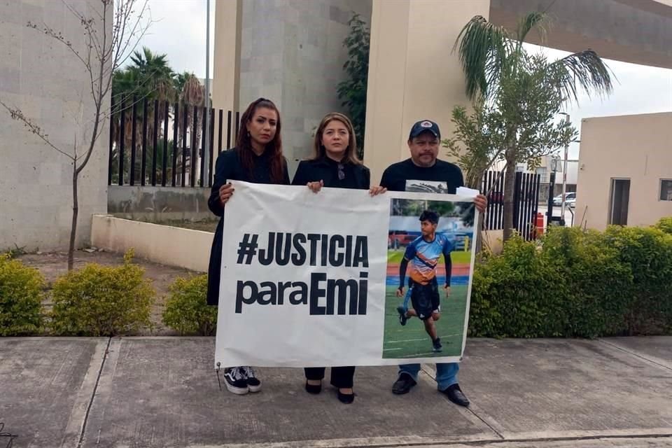 Los padres de Emiliano, Guillermo Sánchez Sosa y Denisse Tavitas Rodríguez, acompañados por la abogada Lizeth Esparza, se apostaron afuera del fraccionamiento.