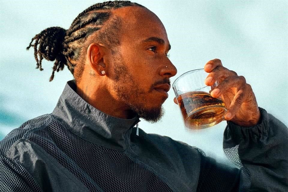 El heptacampeón de Fórmula Uno, Lewis Hamilton, presentará en CDMX su destilado sin alcohol elaborado en mancuerna con Casa Lumbre.